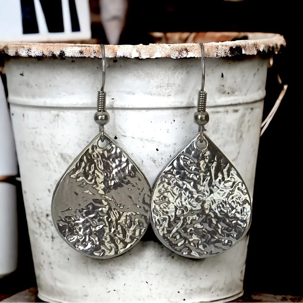 5 For $25💫Textured Pewter Teardrop Dangles Earrings